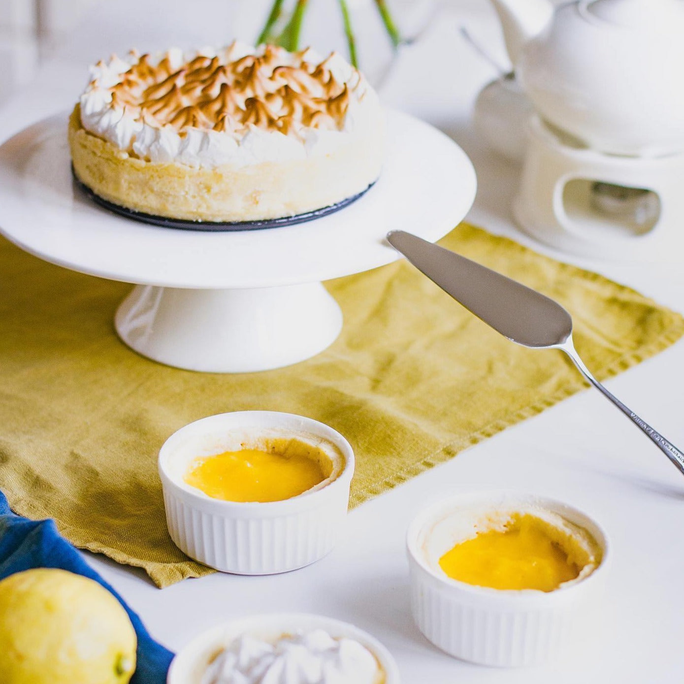 Fine Porcelain Cake Stand MODERNN STUDIO